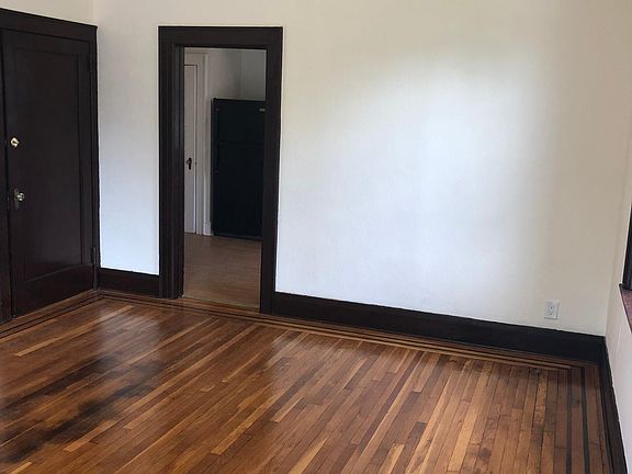 4th image of 105 Ravenhurst Ave