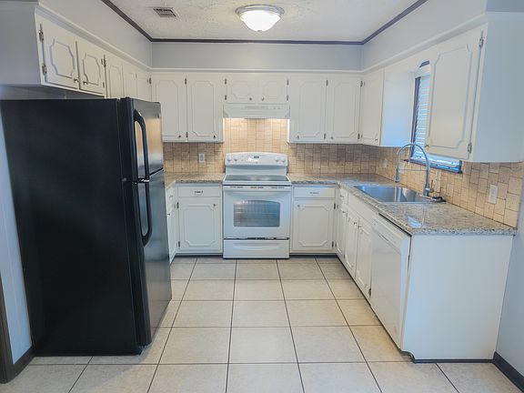 2nd image of 3906 Red Oak Dr