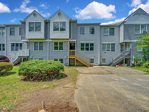 5th image of 326 Lawrence Ave