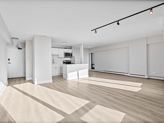 5th image of 6166 N Sheridan Rd APT 8H