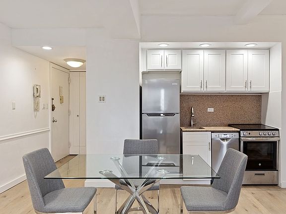 3rd image of 150 W 51st St APT 1407