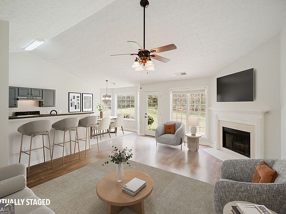 4th image of 303 Johnny Ln