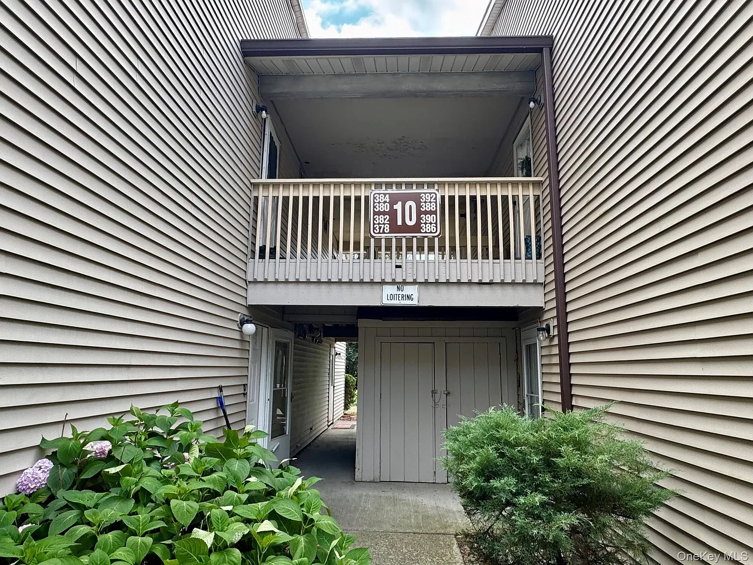 2 bed, 2.0 bath, 924 sqft, $2,100 — Photo 2