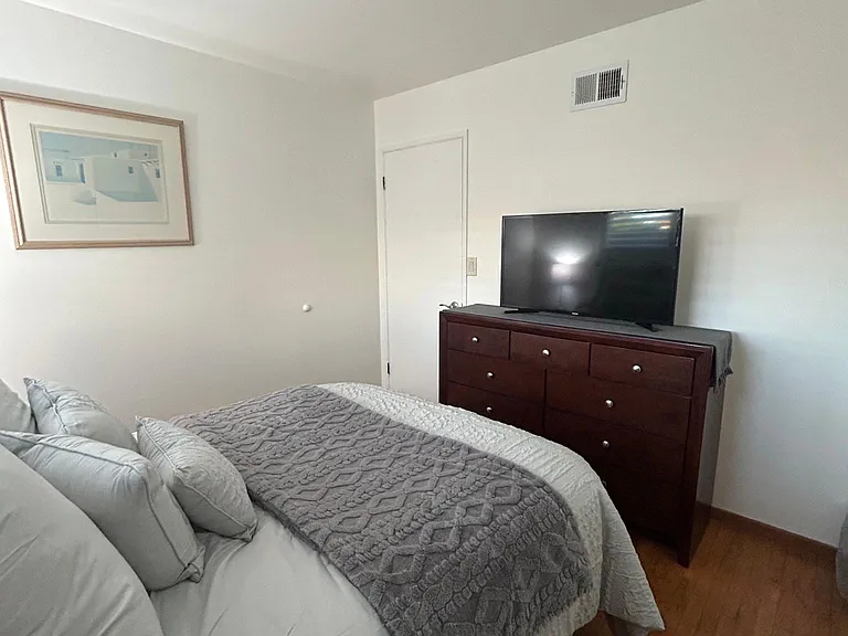 76 Warwick Pl — Photo 2