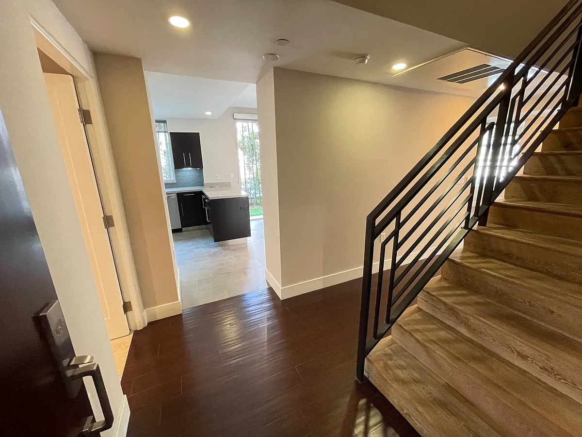Building Photo - 1666 Greenfield Ave #103