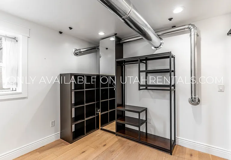 276 E Broadway St #S2 — Photo 8