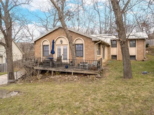 8305 NW Forest Dr, Weatherby Lake, MO 64152