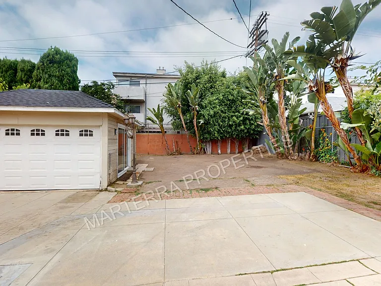 877 S Bronson Ave — Photo 25