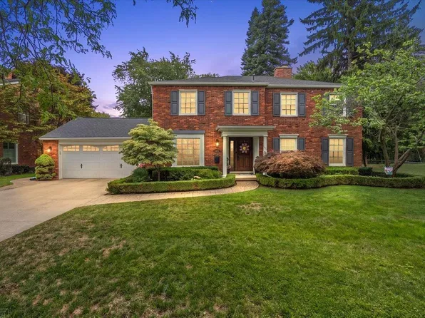 20162 Wedgewood Dr, Grosse Pointe Woods, MI 48236