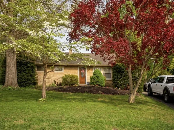 1417 Old Airport Rd, Douglassville, PA 19518