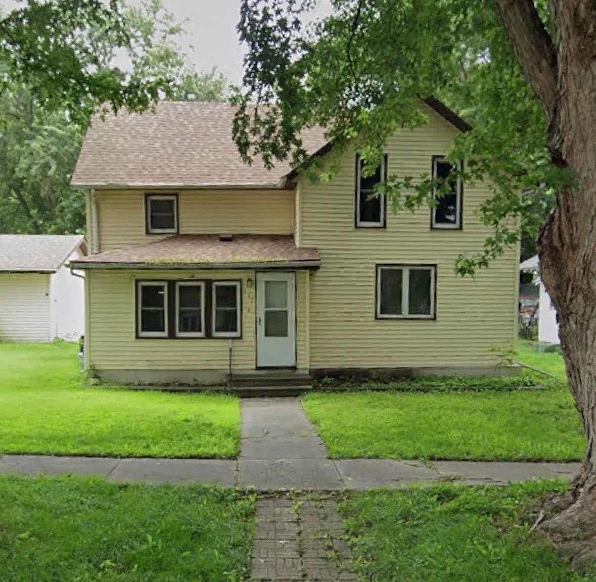 4 bed, 1.5 bath, 1716 sqft, $1,300 — Photo 1