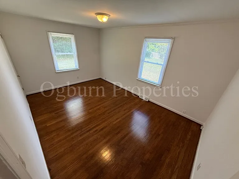1102 Oak Grove Rd — Photo 10