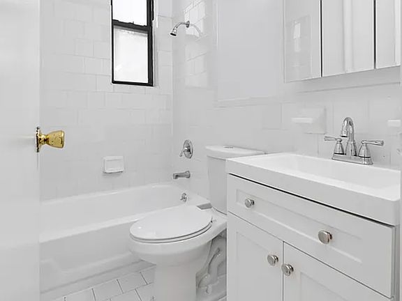 5th image of 323 W 42nd St #4RA