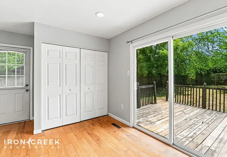 16 King Arthur Pl — Photo 8