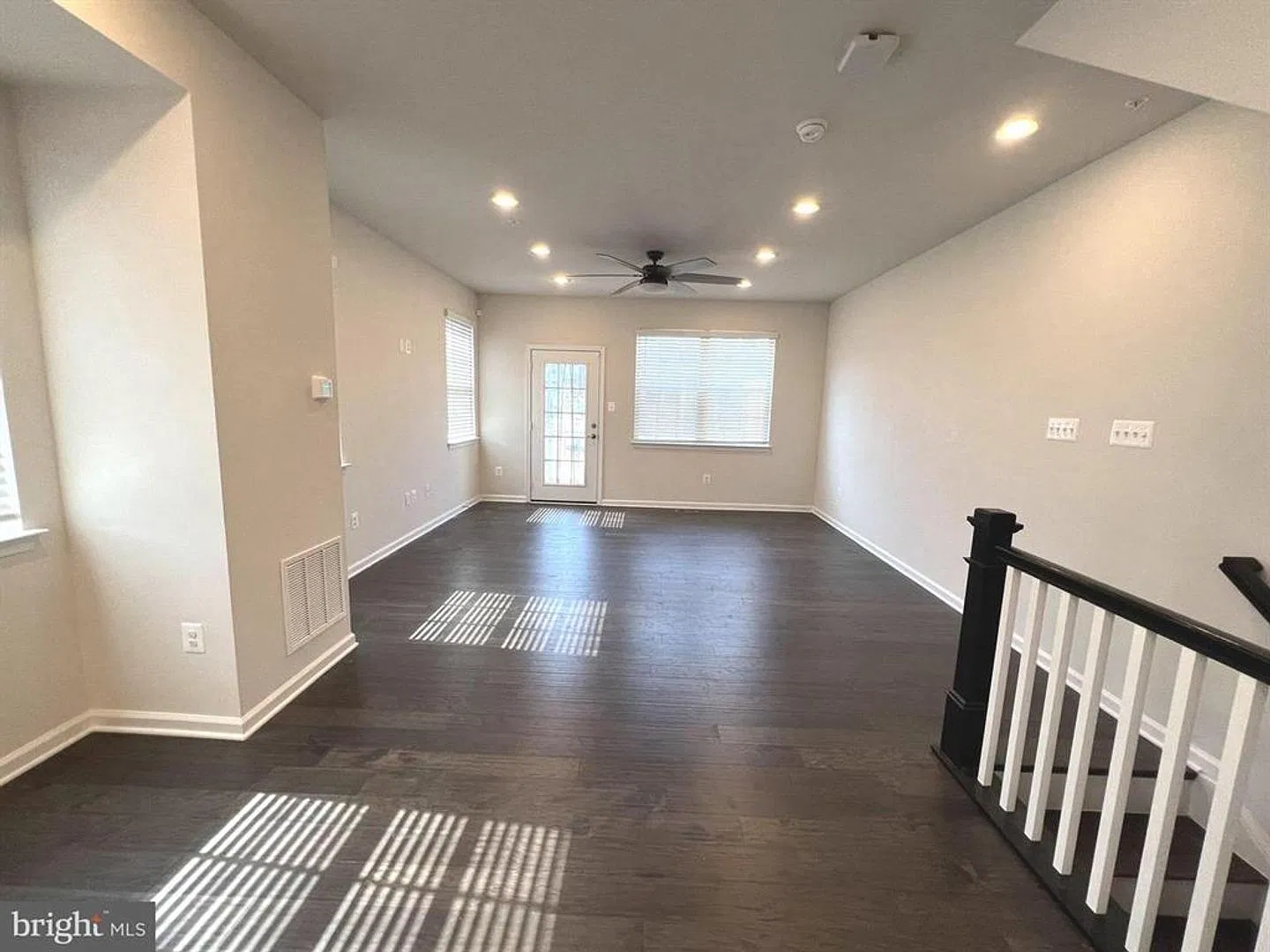 Bright and airy 3bd 3.5bth end of group garage townhome located in Shannon Glen community. — Photo 4