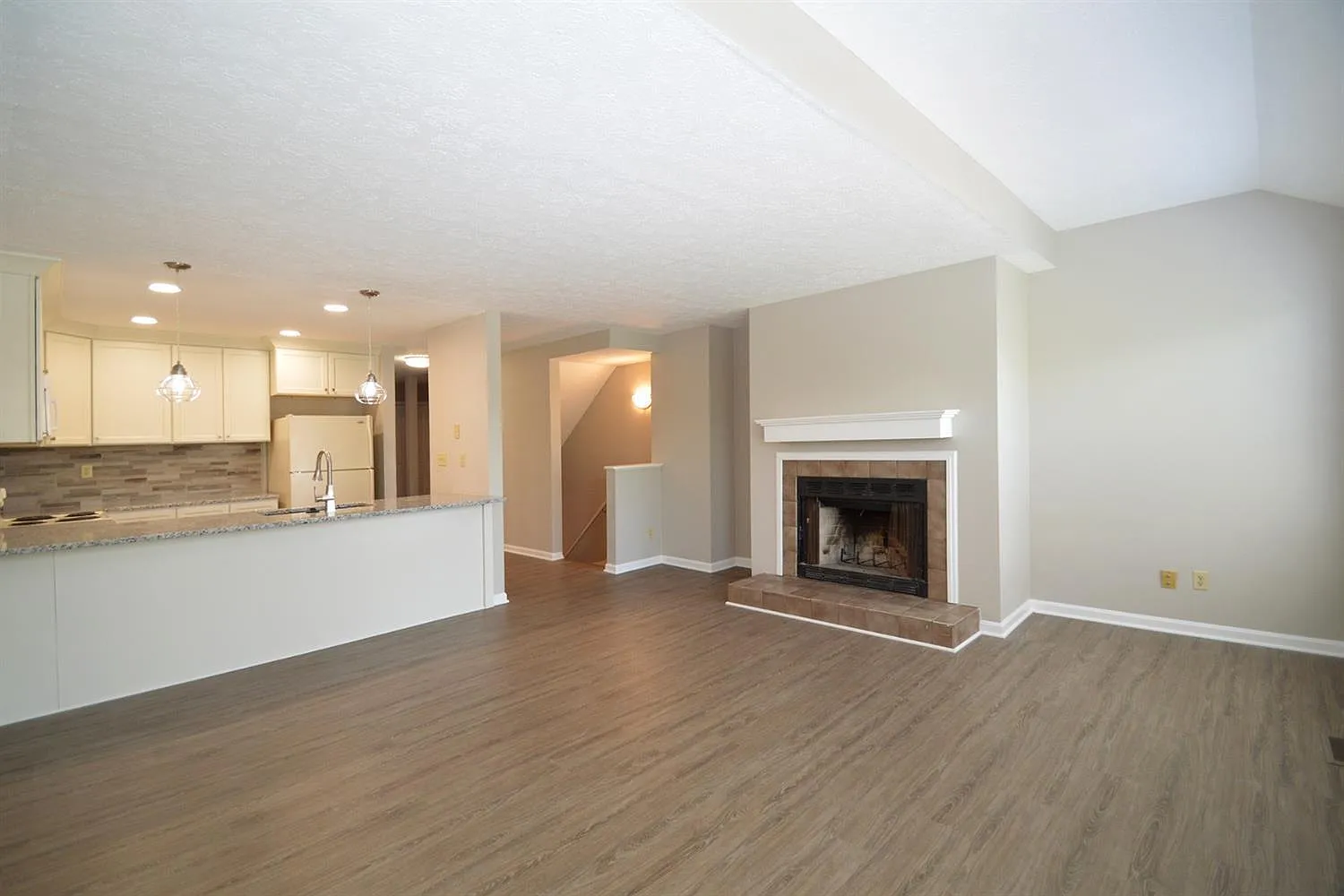 2 bed, 2.5 bath, 2000 sqft, $2,200 — Photo 2