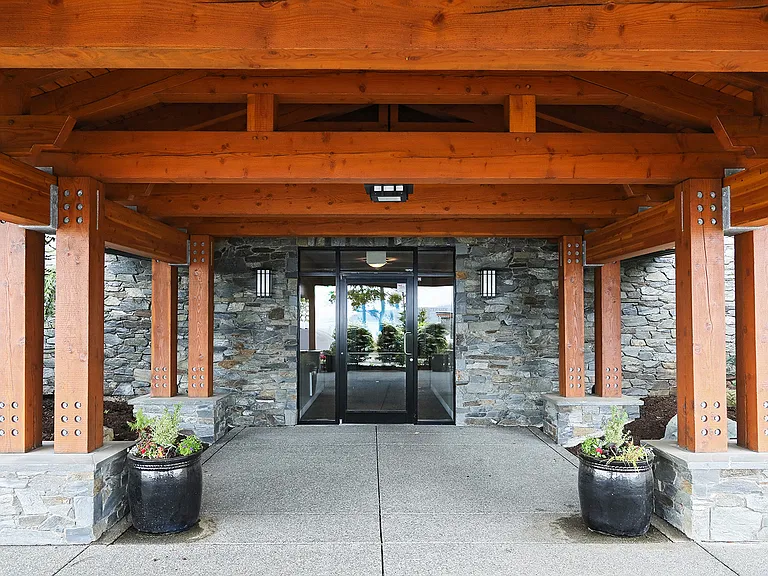 550 Island Hwy S — Photo 8