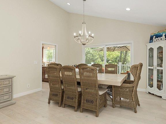3rd image of 2806 Holly Hills Ln