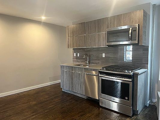 3rd image of 318 E 106th St #10A