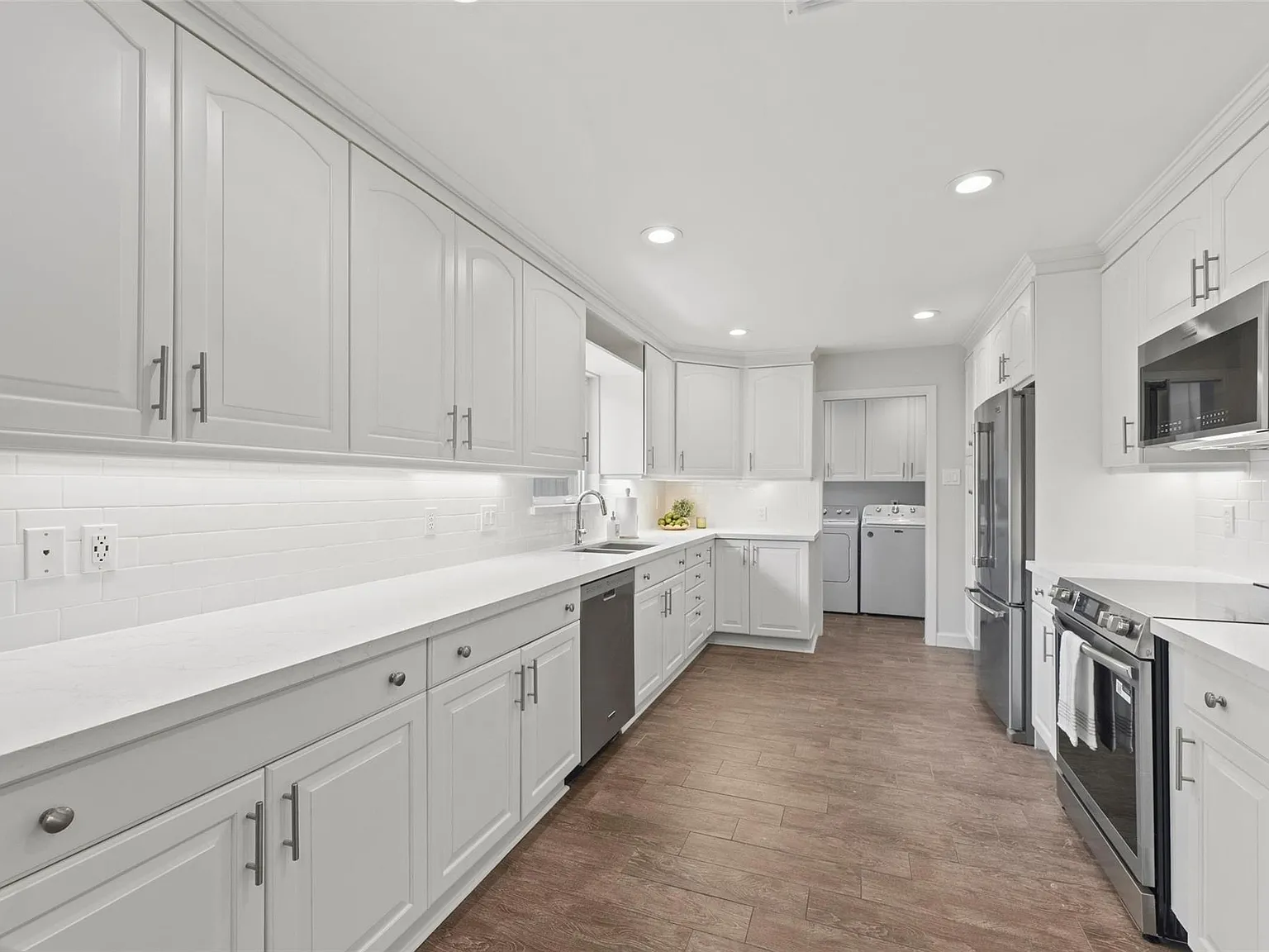4 bed, 2.5 bath, 2159 sqft, $4,600 — Photo 4
