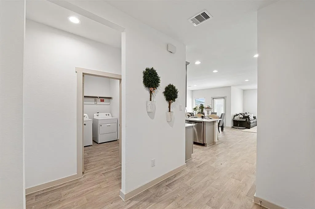 4 bed, 3.0 bath, 2152 sqft, $2,500 — Photo 1