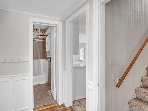 5th image of 810 E Broadway St