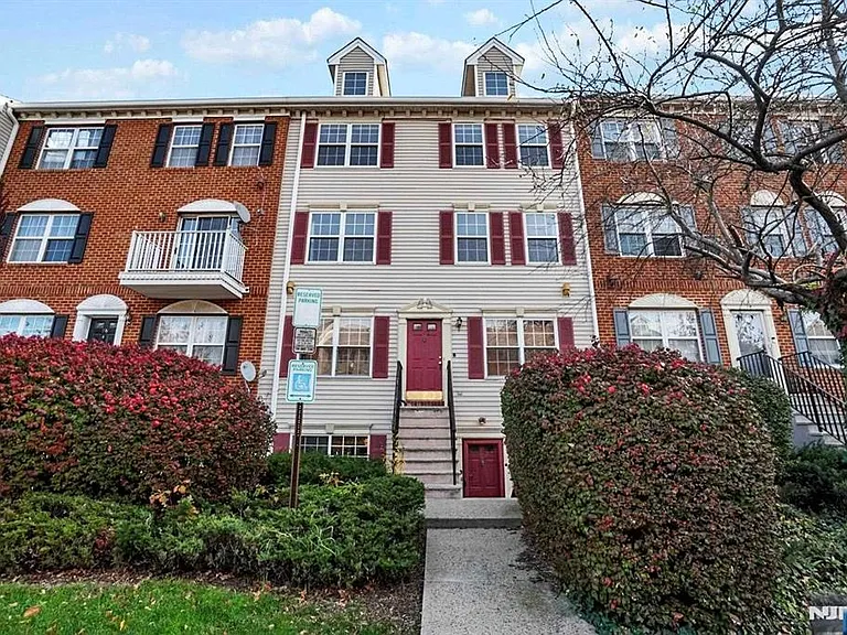 100 Callahan Ct — Photo 4