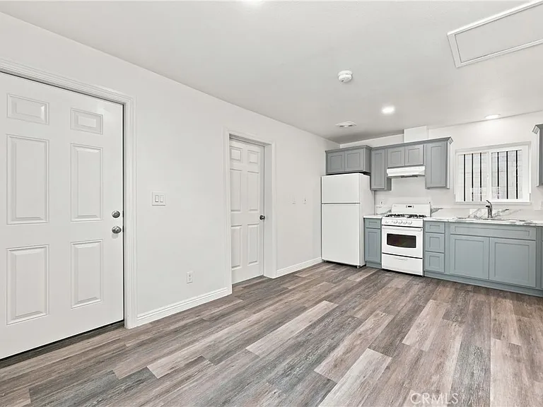 10646 S Wilton Pl — Photo 5