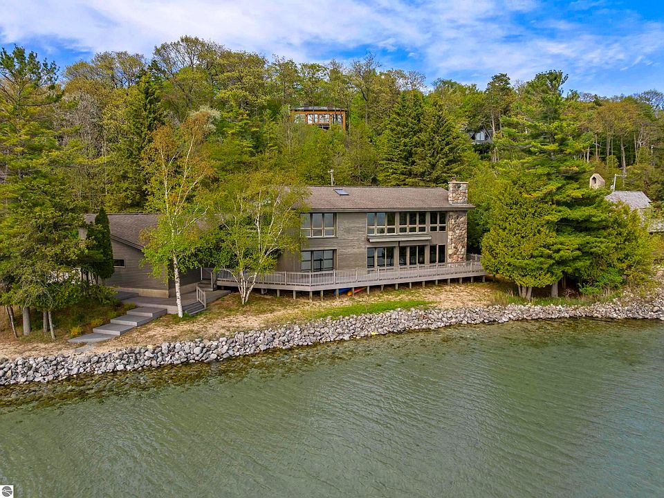 1st image of 3151 Crystal Dr #B