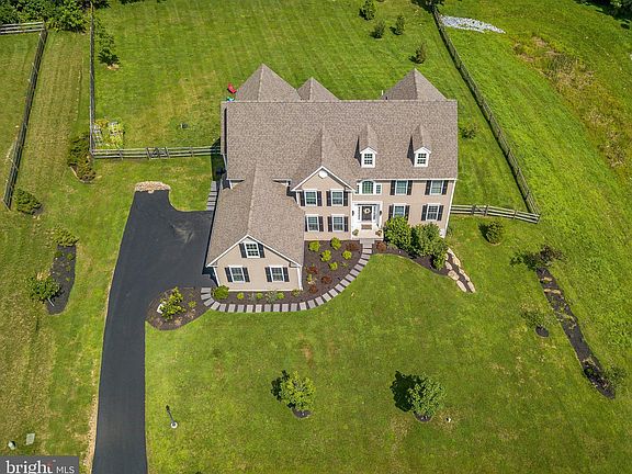 3rd image of 40 Emma Ct