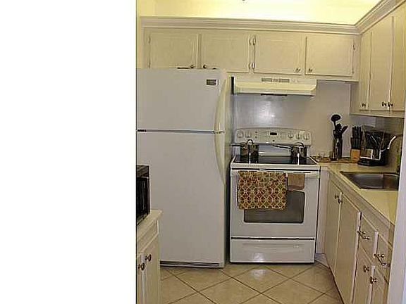 3rd image of 109 Lyndhurst E #109