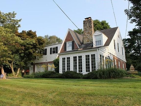 4th image of 1110 Oak Street Ext