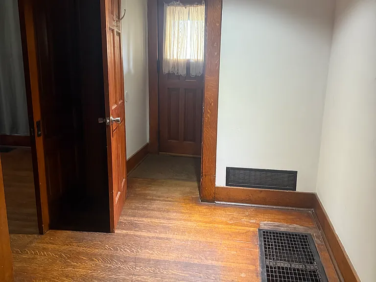 1005 E Adams St — Photo 6