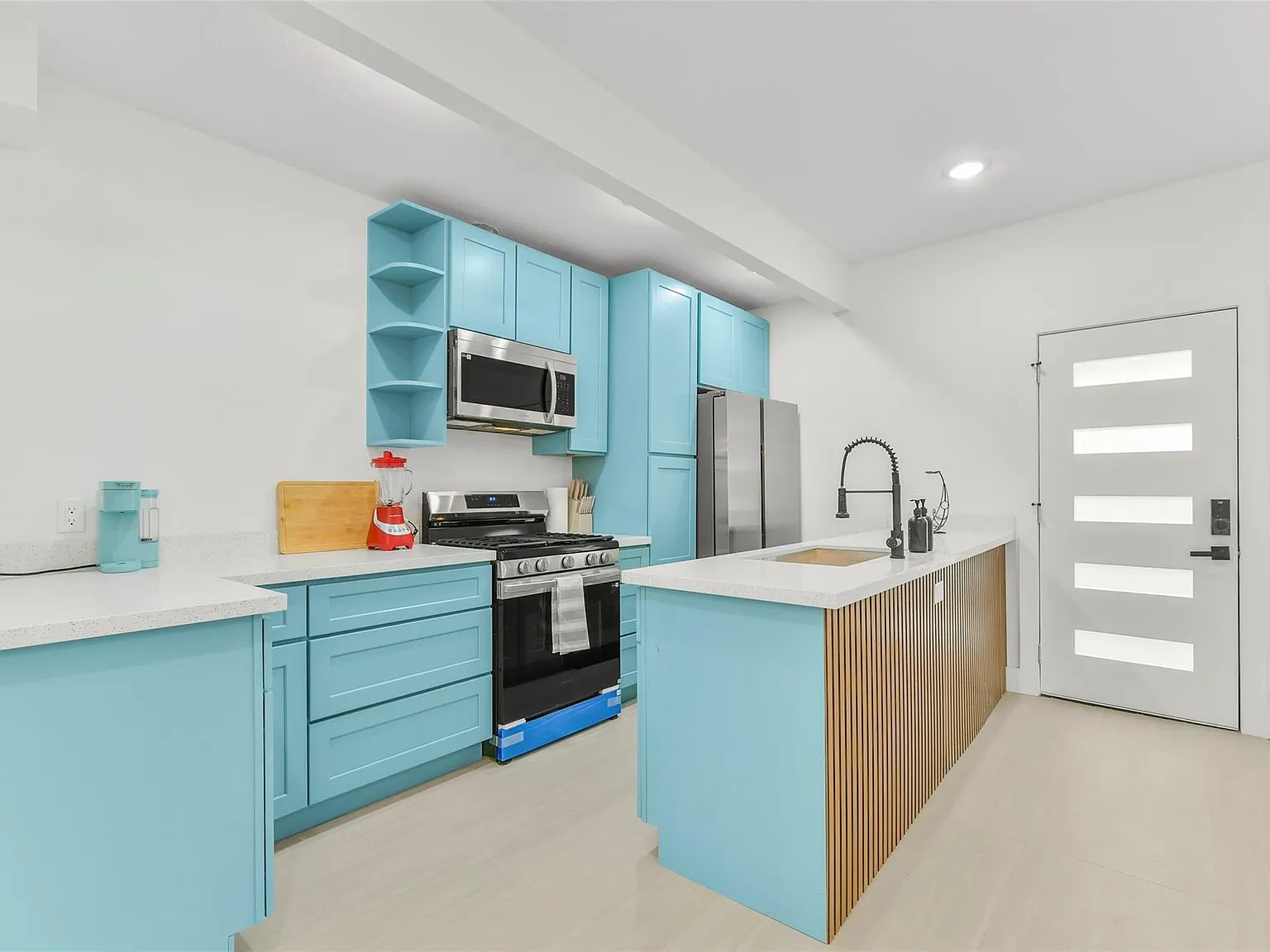 2 bed, 2.0 bath, 930 sqft, $1,800 — Photo 1
