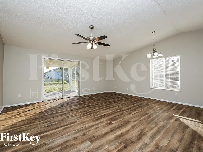 308 SW 13th St — Photo 3