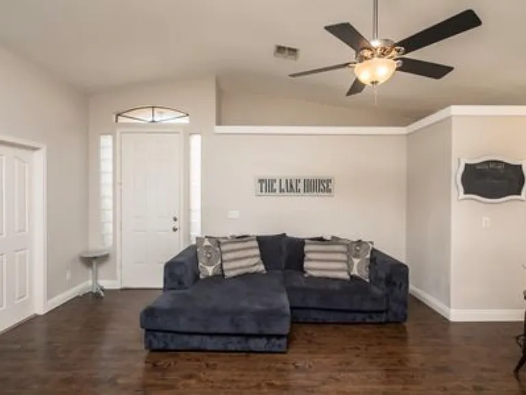 941 Saint Claire Dr — Photo 1