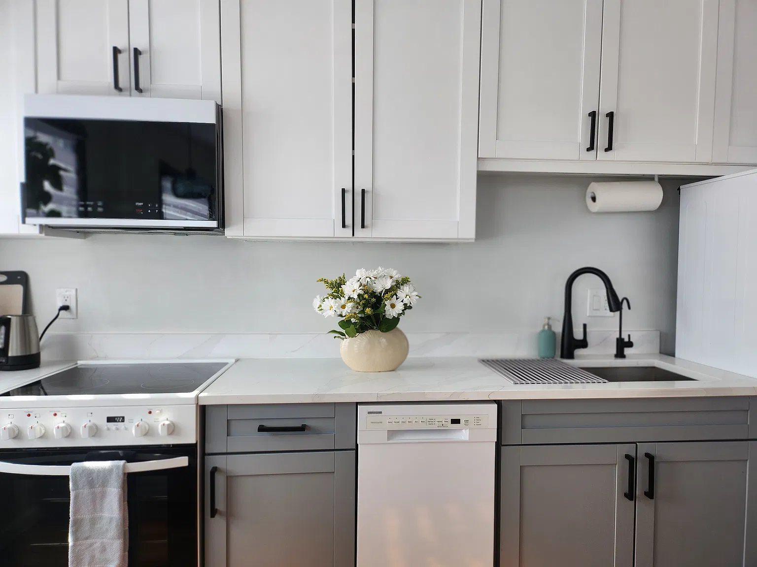 2 bed, 850 sqft, $3,200 — Photo 2