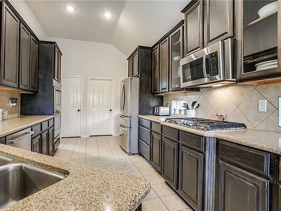 5th image of 826 Shady Meadow Dr