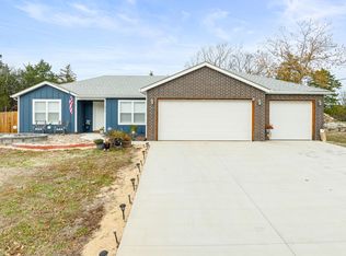 219 Pinewood Dr, Reeds Spring, MO 65737