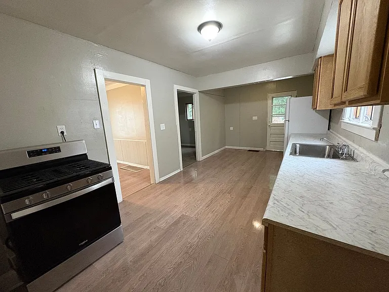 523 E Oakland St — Photo 9