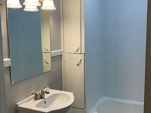 2nd image of 406 Orchard Ln