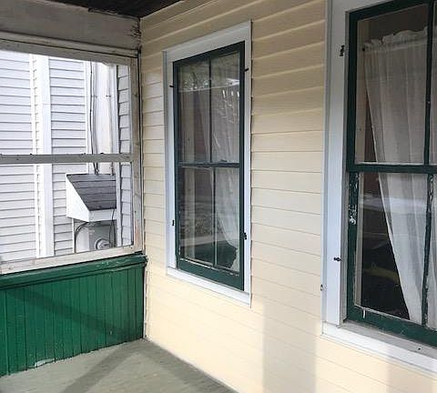 Screened in porch.
newly painted