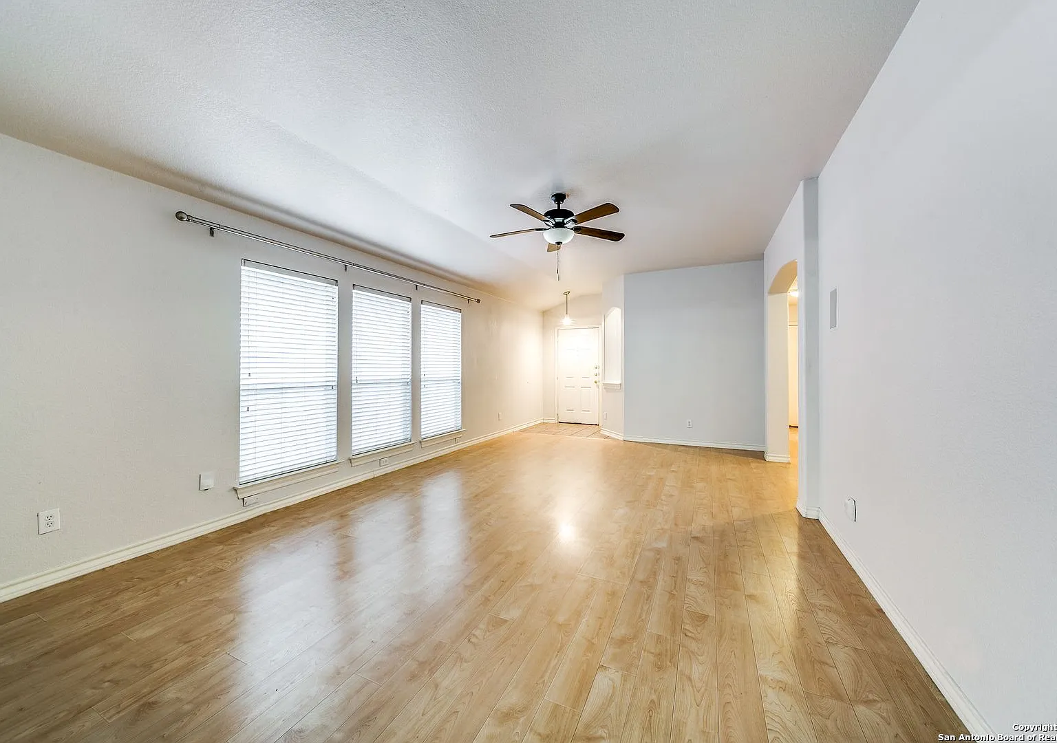 Charming Home Awaits: Spacious & Modern Living in a Prime Location — Photo 3