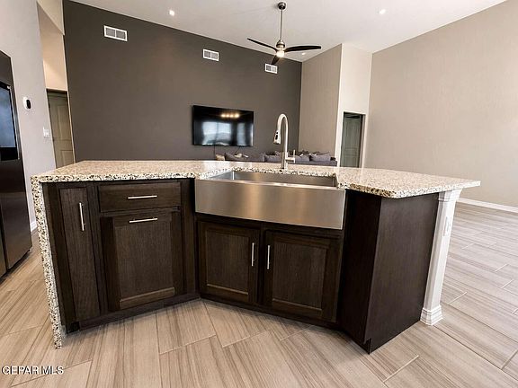 4th image of 624 W La Entrada Cir