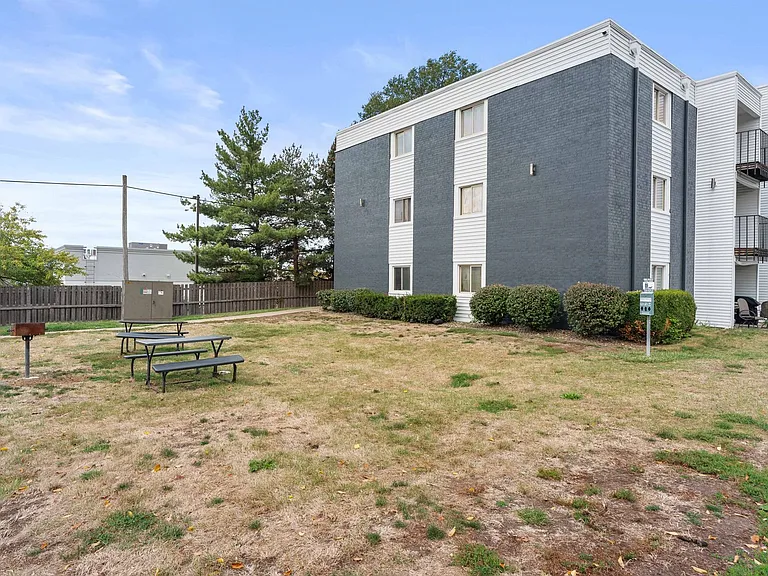 Crossroad Apartments — Photo 2