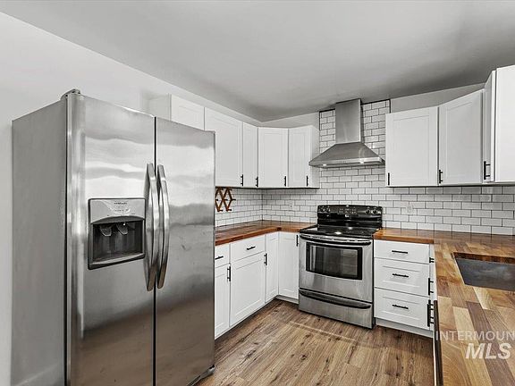 3rd image of 820 N Baker St