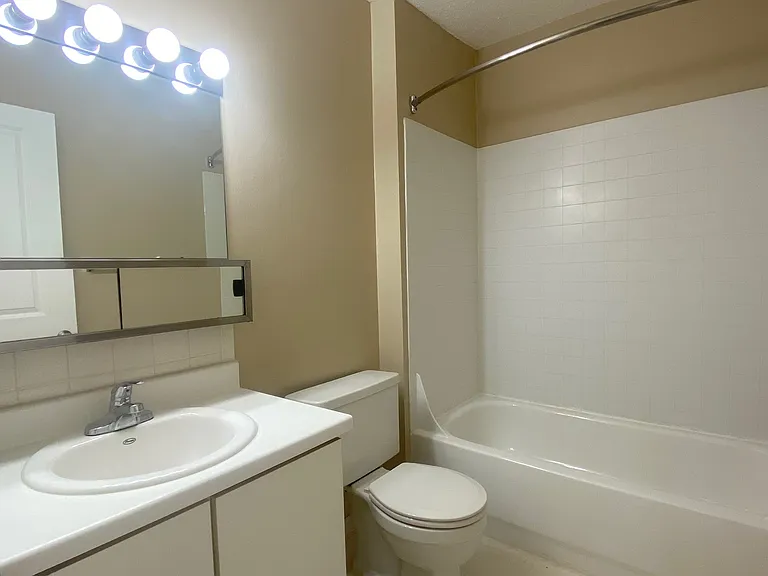 Rochester Square Apartments — Photo 39