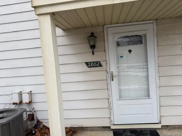 2802 Willow Ct, Lake Orion, MI 48360