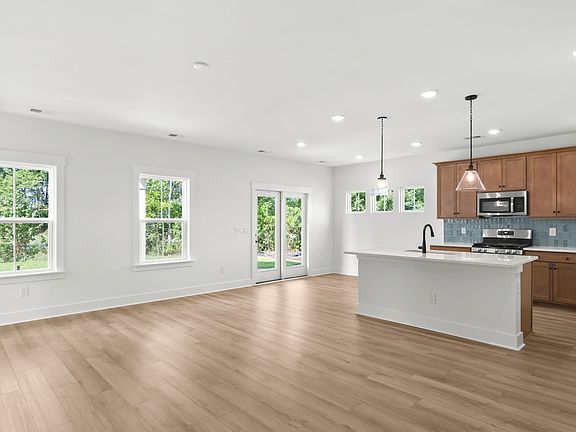 3rd image of 809 Sun Colony Blvd