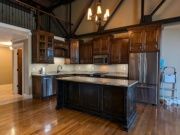 4th image of 1715 Summit St #205